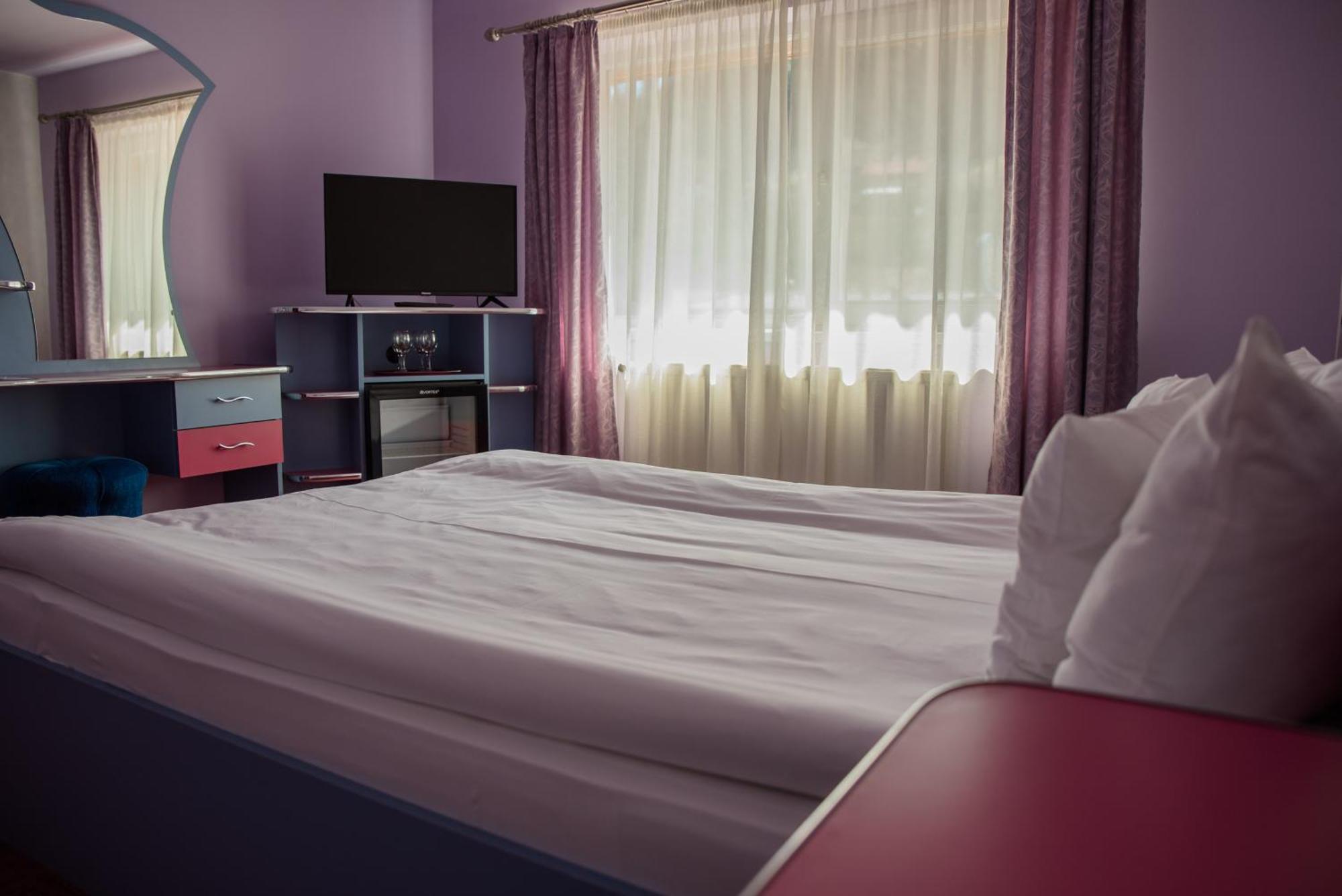 Hotel Yax Cîmpeni Habitación foto