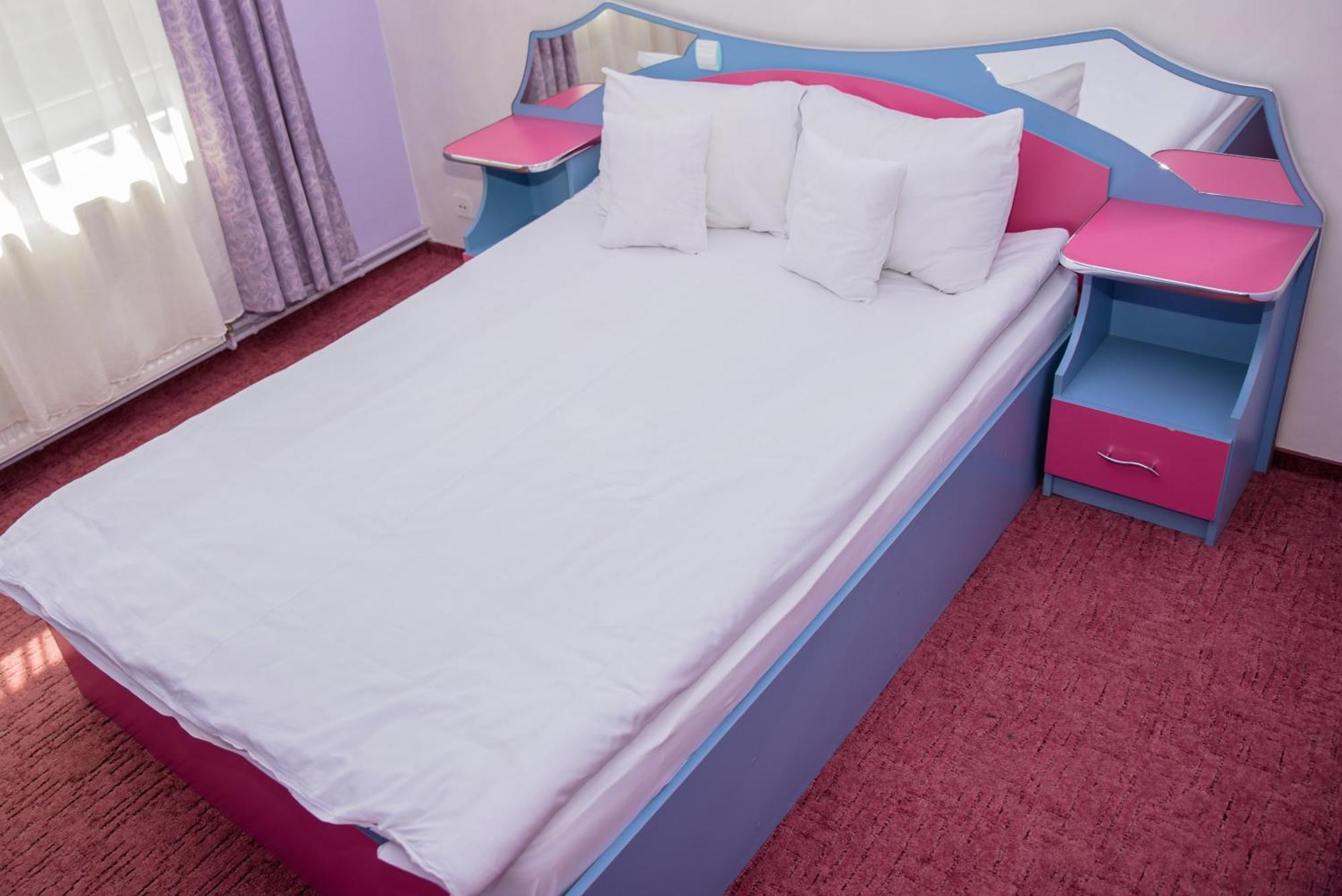 Hotel Yax Cîmpeni Habitación foto